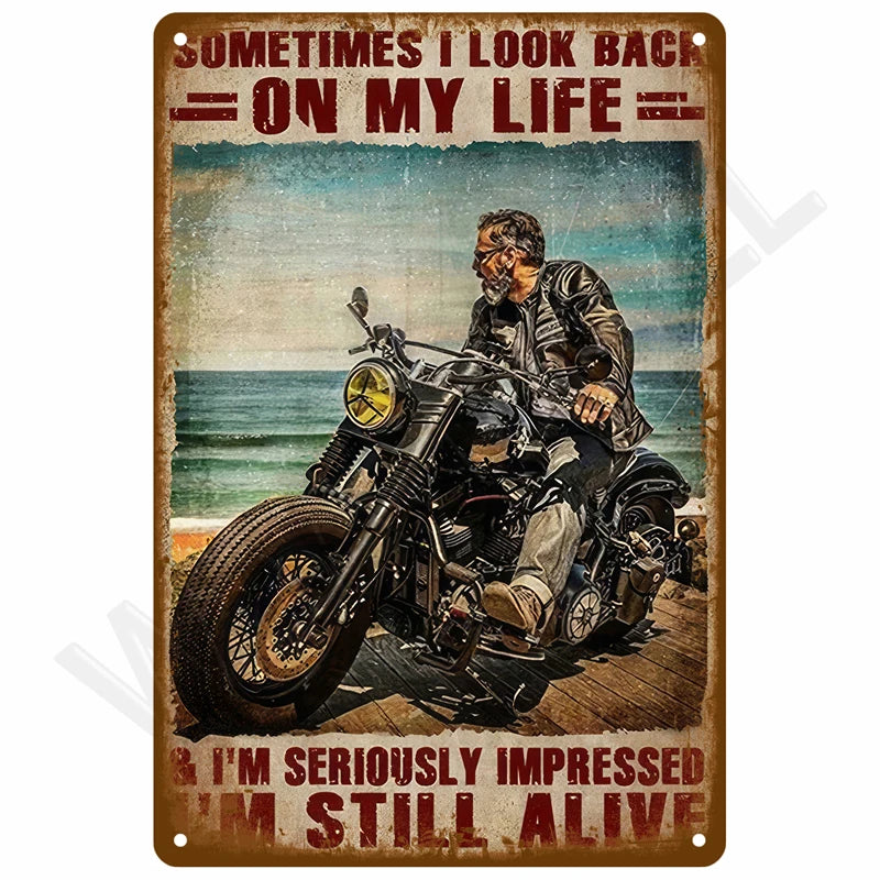 Vintage-Metallwandtafel mit Foto eines Mannes auf einem Motorrad und dem Text: 'Manchmal blicke ich zurück auf meine'