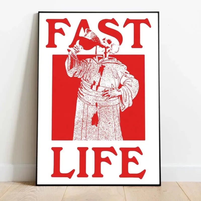 Vintage Druck mit roter und weißer Aufschrift FAST LIFE in abgenutzter Schrift.