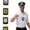 Un hombre con camisa blanca y pantalones negros muestra un collar de placa policial para juego de roles.