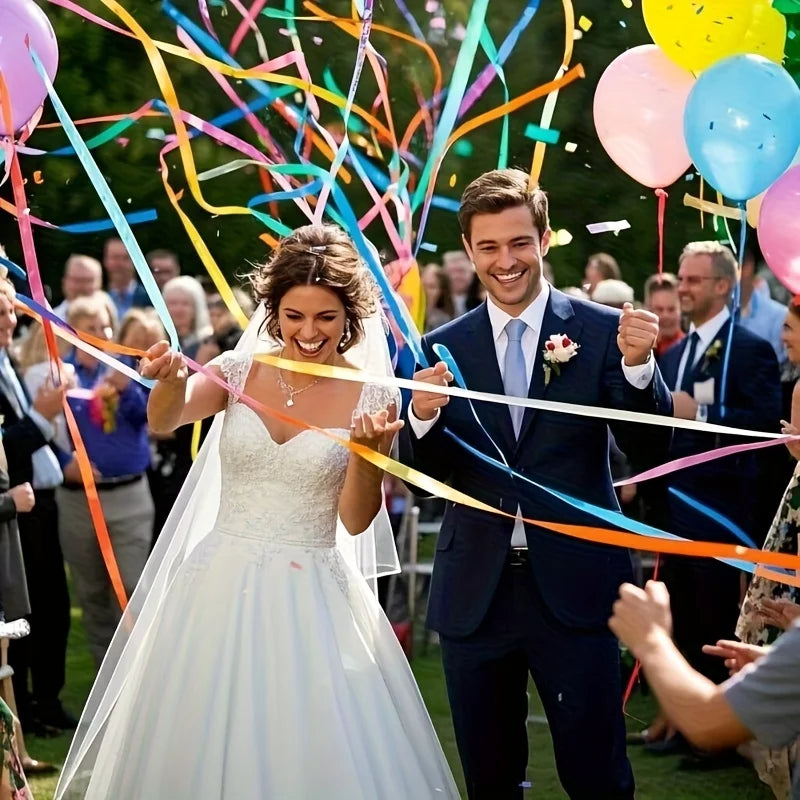 Braut und Bräutigam werden bei ihrer Hochzeit mit bunter Konfetti bespritzt.