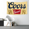 Gelbes Banner mit dunkelblauer Schrift, das 'Coors Banquet' zeigt, an einer weißen Wand.