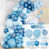 Un gran adorno de globos en arco con globos de látex azules y azul claro.