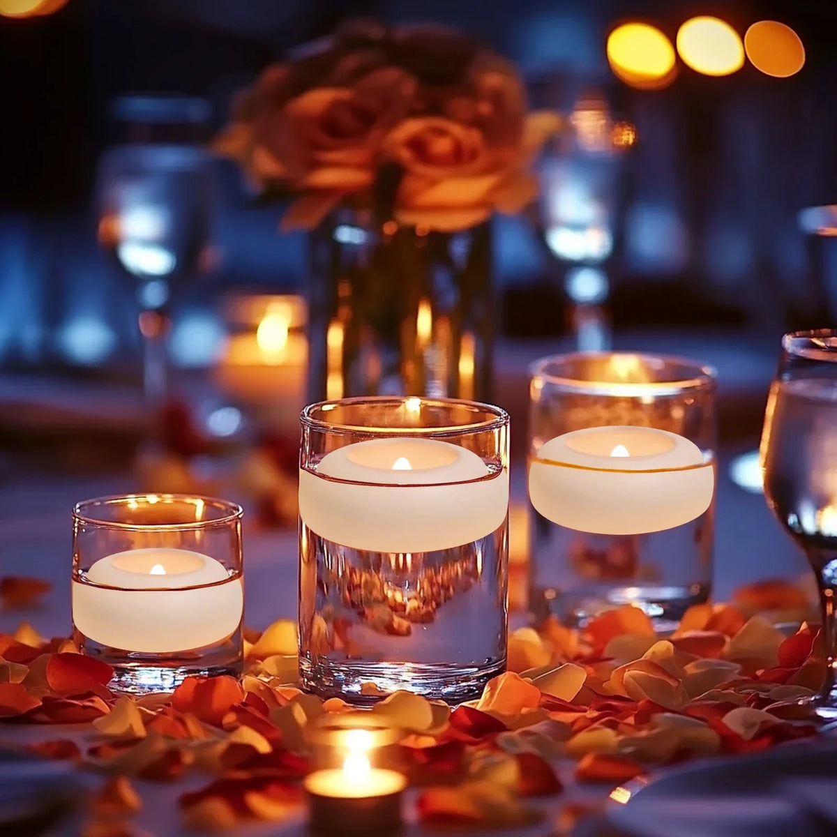 Gros plan de bougies flottantes lumineuses sur une table avec éclairage chaud et feuilles d'automne.