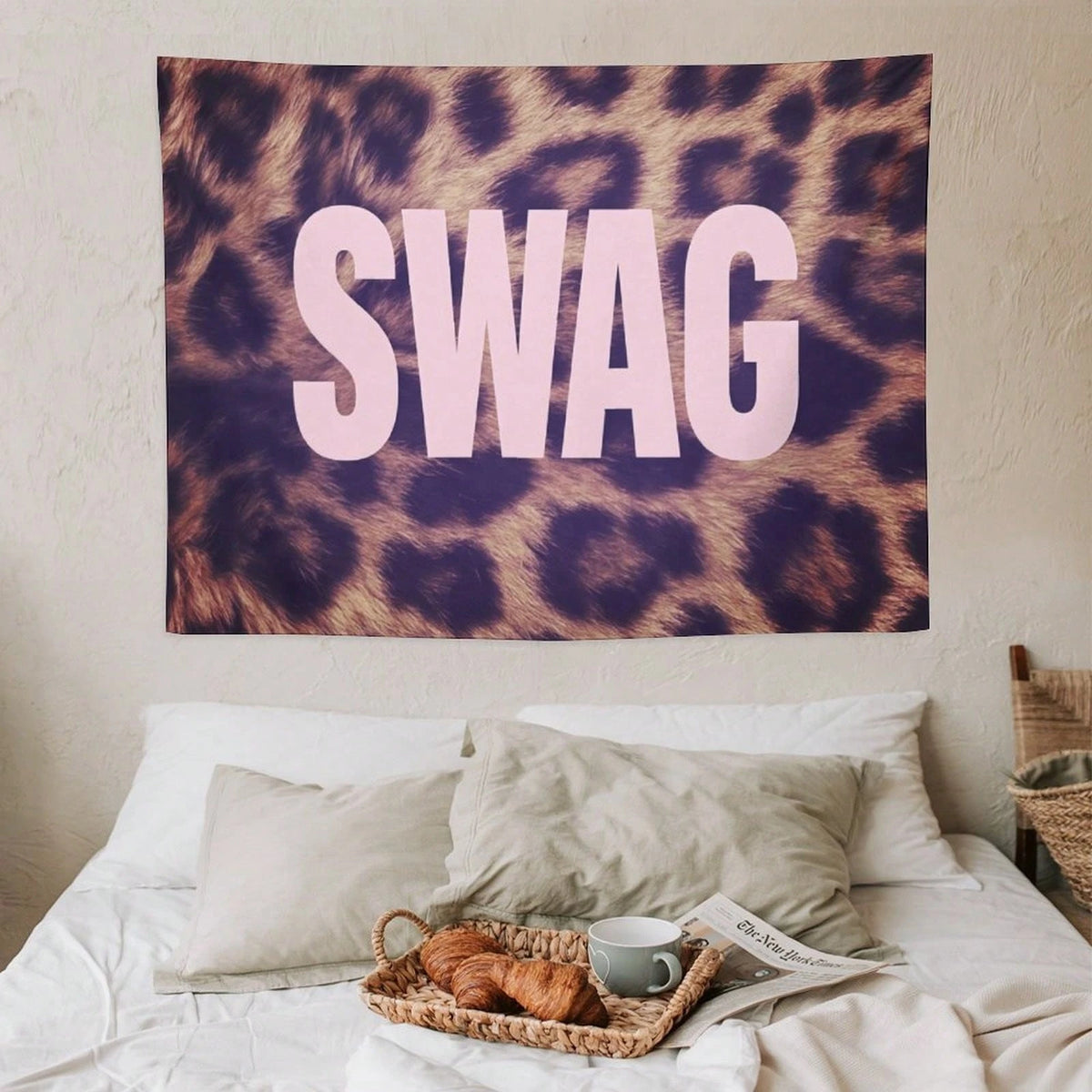 Canvas-Tapisserie mit dem Wort SWAG in großen weißen Buchstaben auf braunem Leopardenmuster