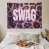 Canvas-Tapestry mit dem Wort SWAG in großen weißen Buchstaben auf braunem Leopardenmuster.