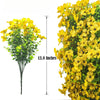 Dichte Anordnung leuchtend gelber künstlicher Frühlingsasterblumen zur Dekoration im Freien.