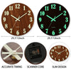 Un juego de relojes de pared de madera que muestran tiempo preciso, tecnología de escáner y diseño delgado.
