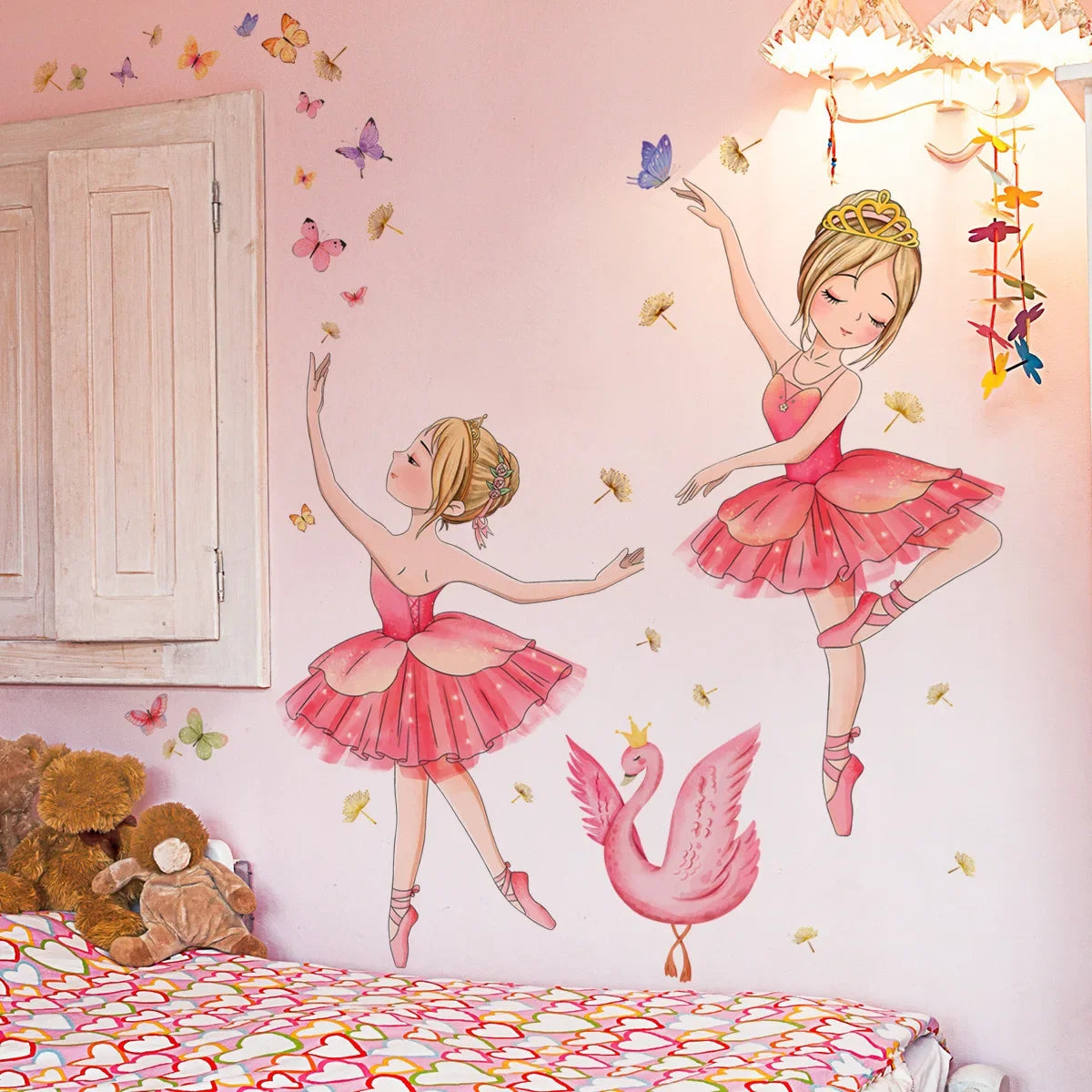 Un mur rose présente une fille peinte avec une couronne et un tutu, entourée d'autocollants de papillons colorés.