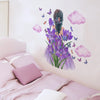 Décor mural avec une illustration aquarelle d'une fille aux fleurs violettes et papillons sur fond rose