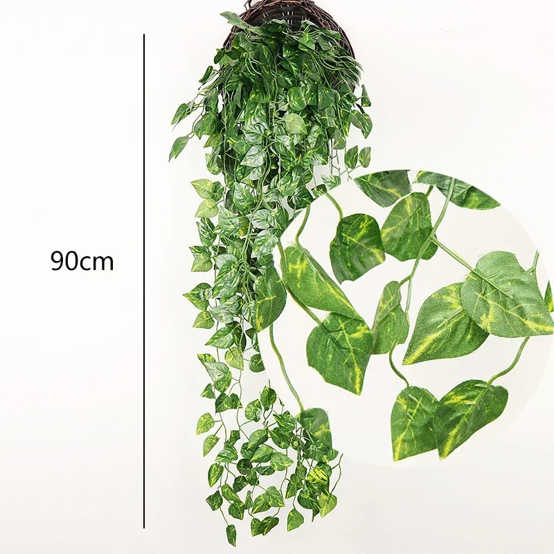 Plante suspendue avec des feuilles vertes artificielles dans un panier en rotin pour décoration intérieure ou extérieure.