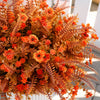 Bouquet aus künstlichen Herbstblumen in Orange- und Rosttönen für Herbstdekoration