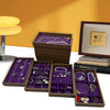 Un ensemble de boîtes de rangement pour bijoux en bois de noyer et une lampe de couleur or sur un fond orange.