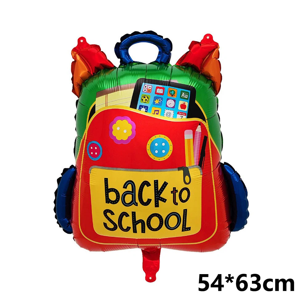 Buntes Luftballon in Form eines Rucksacks mit der Aufschrift „Back to School“.