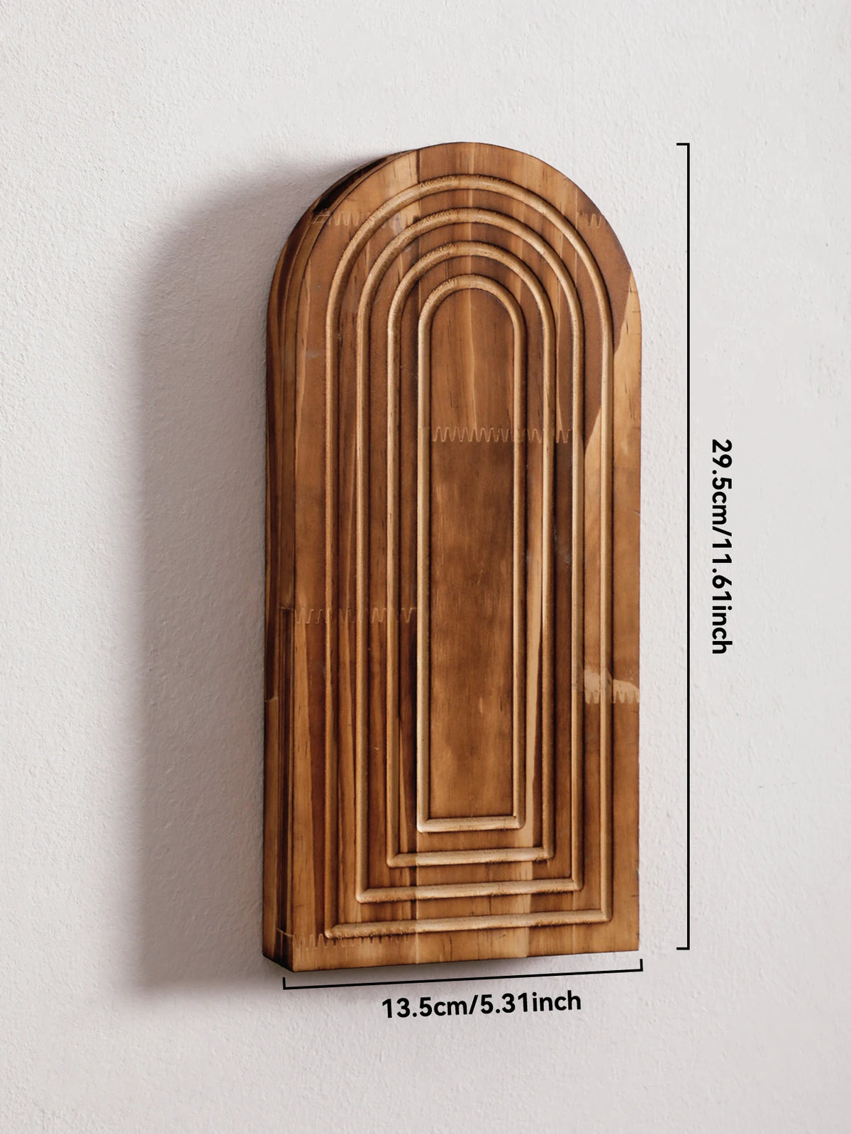 Jarrón de pared vertical de madera arqueada con estrías concéntricas, montado en una pared blanca.