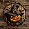 Panneau de décoration d'Halloween en bois rond avec visage de citrouille sculpté et chapeau de sorcière sur bois rustique