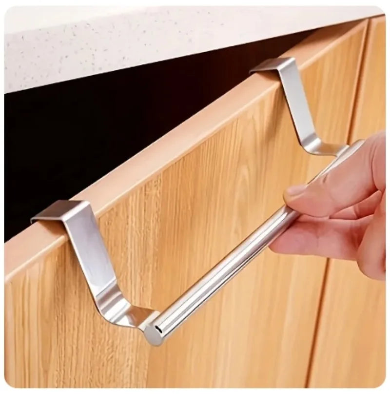 Porte-serviettes en acier inoxydable installé sur une porte de meuble en bois.