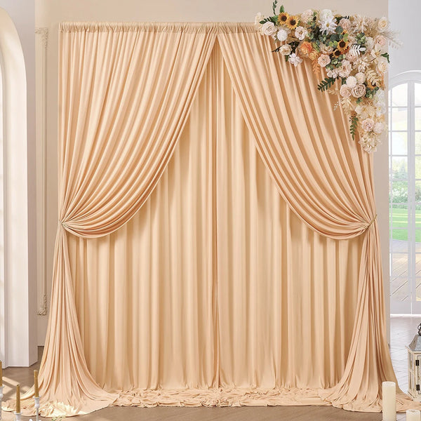 Arrière-plan en tissu beige drapé du sol au plafond pour un événement ou une séance photo