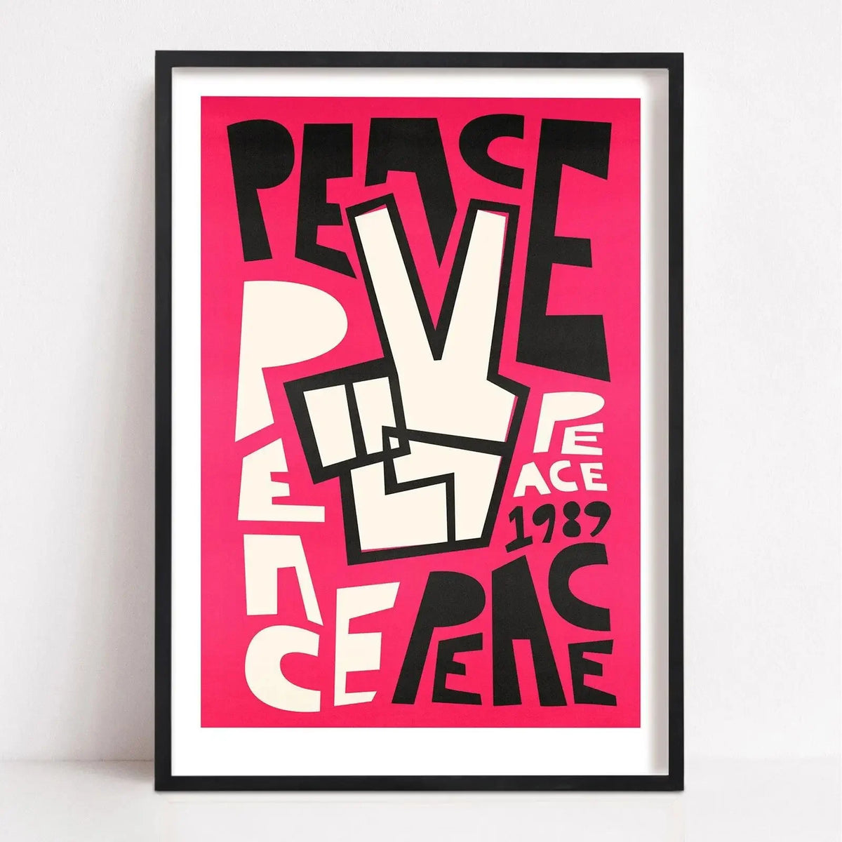 Una pieza de arte enmarcada con la palabra PAZ en letras negras y rosas en negrita, con un elemento de diseño gráfico y la ye