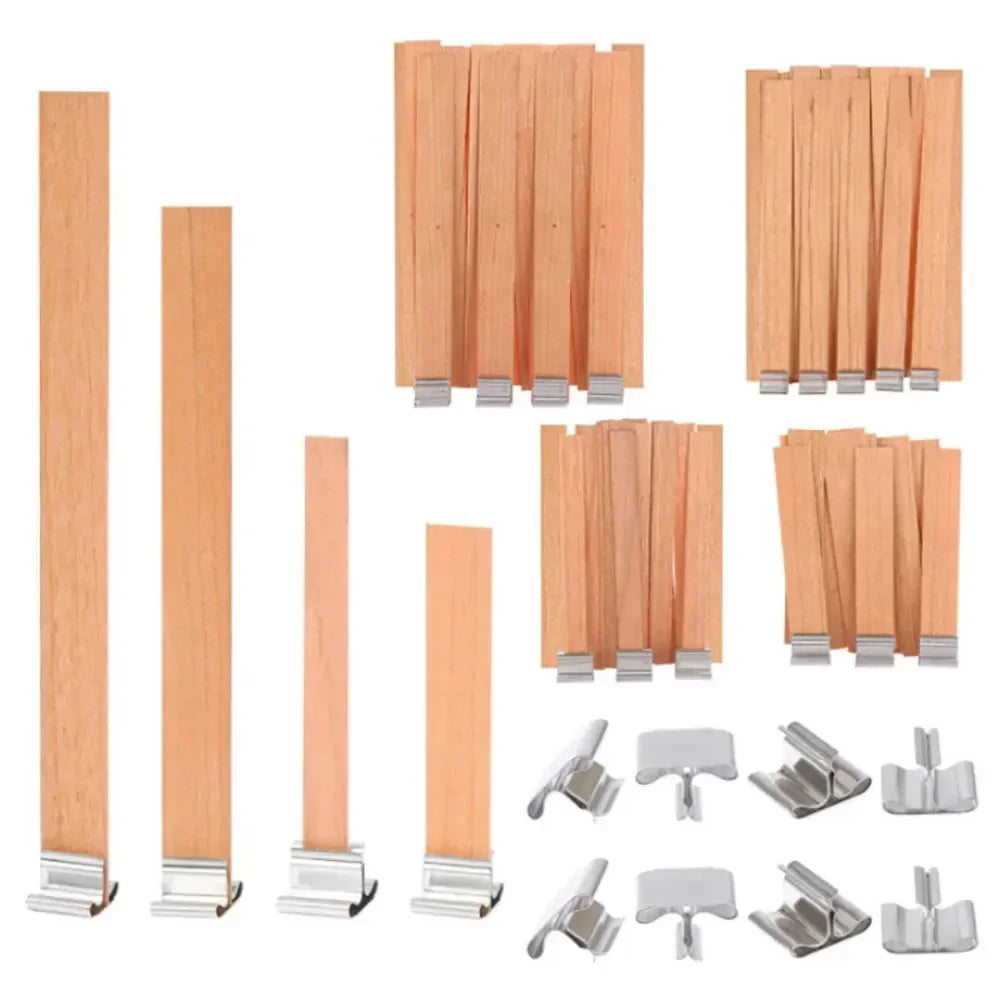 Collection de composants pour bougies en bois et métal, y compris mèches, supports et contenants de cire.