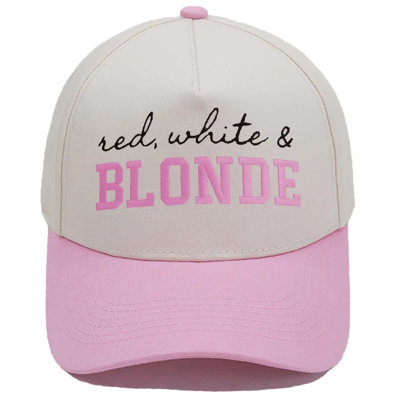 Casquette de baseball rose pâle brodée avec du texte rouge, blanc et blond sur le devant