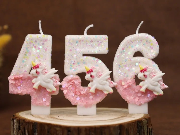Velas mágicas rosas y blancas con forma de 456, exhibidas sobre una superficie de madera