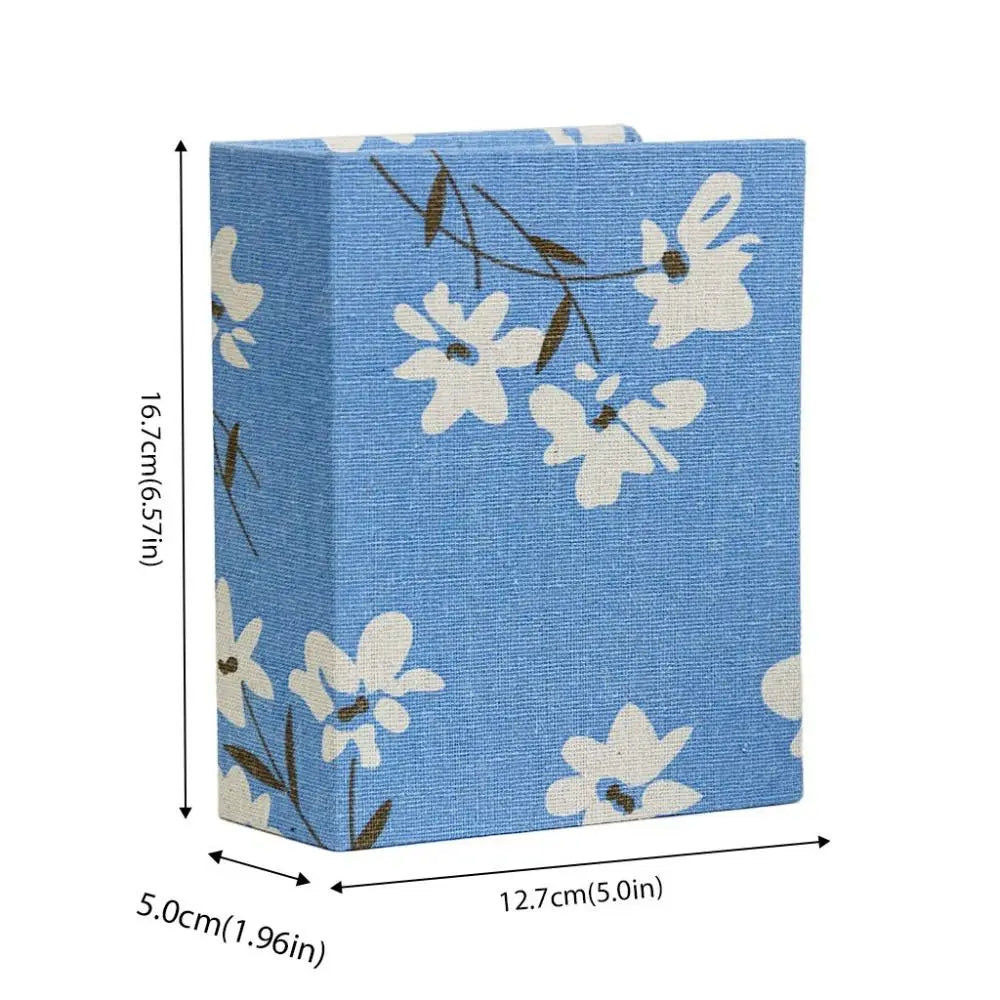 Blaues Leinen-Cover-Fotoalbum mit Blumenmuster, zeigt die Abmessungen.