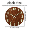 Reloj de pared de madera redondo con números romanos y esfera verde claro, mostrando la hora.