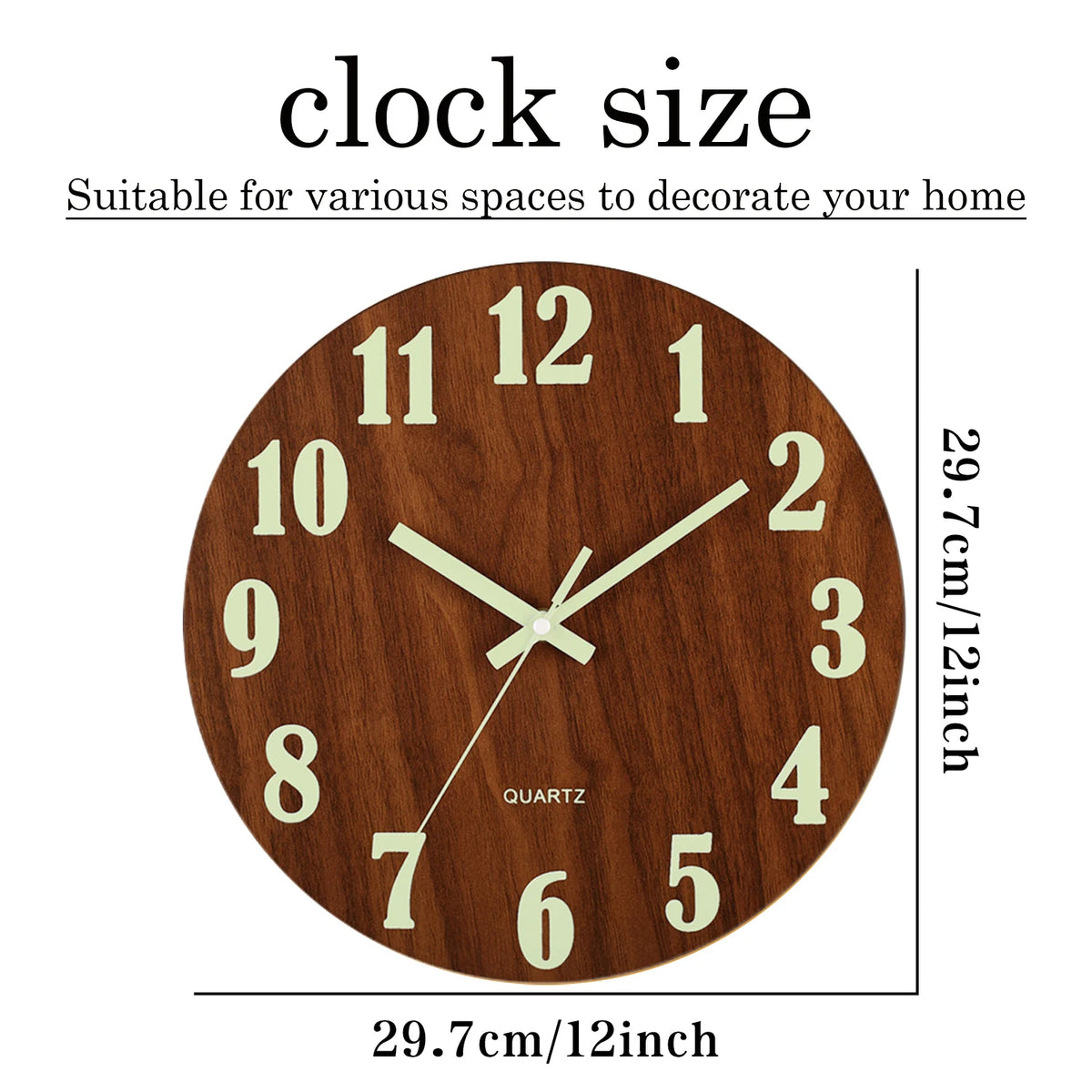 Reloj de pared de madera redondo con números romanos y esfera verde claro, mostrando la hora.