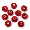 Collection de boules de fourrure rouge vif utilisées comme perles pour la fabrication de bijoux DIY.