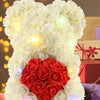 Weißer künstlicher Rosen-Teddybär mit rotem Herz-Akzent für romantische Dekoration