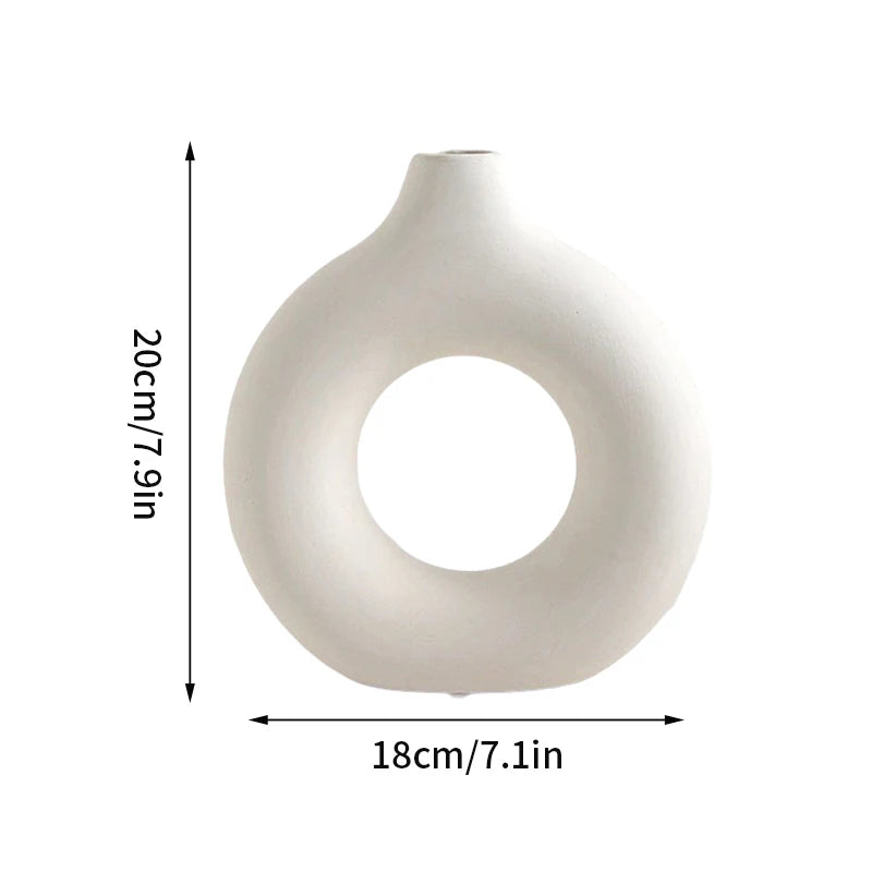 Weiße, glatte, moderne Plastikblumenvase mit runder Hals und ovaler Öffnung.