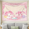 Pinkes und gelbes Anime-Tapisserie mit zwei niedlichen Charakteren, die Tee trinken, vor rosa Hintergrund