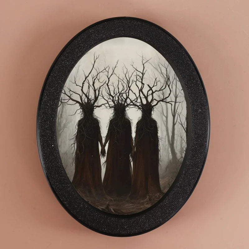 Dunkles Gemälde mit drei silhouettierten kahlen Bäumen vor nebligem Hintergrund in einem schwarzen Ovalrahmen.