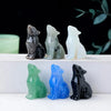 Eine Sammlung natürlicher Wolfskristallfiguren in verschiedenen Grautönen, Weiß und Blau, präsentiert auf einer weißen Oberfl