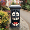 Une poubelle conçue comme un visage de dessin animé amusant avec de grands yeux et une bouche ouverte.