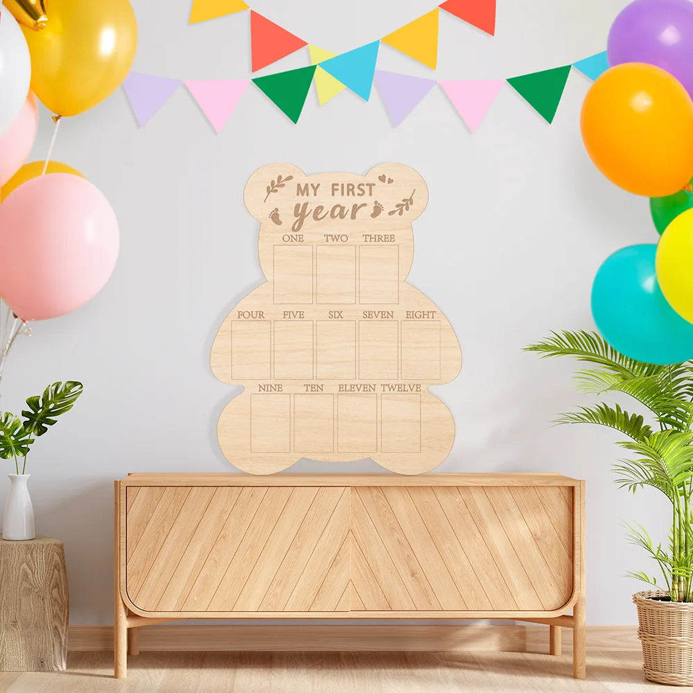 Panneau d'affichage de photos commémoratives en forme d'ours en bois, fixé sur un mur blanc au-dessus d'une armoire en bois c