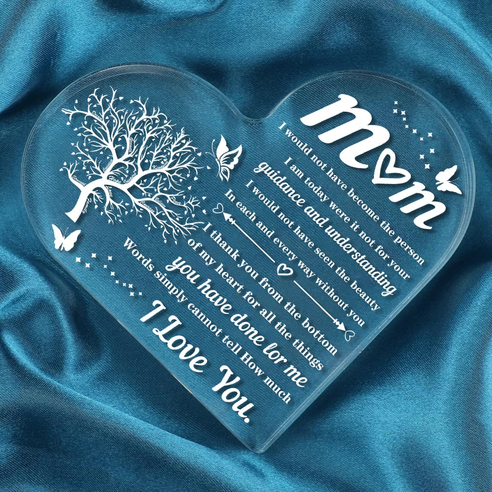 Ornement acrylique en forme de cœur gravé 'Maman je t'aime' et un arbre sur tissu satiné bleu.