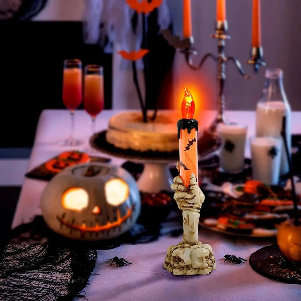 Gruselige Geisthand aus Kerzenwachs, die eine flackernde LED-Kerze für Halloween-Dekoration beleuchtet.
