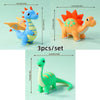 Un juego de tres toppers de pastel de dinosaurios en azul, naranja y verde.