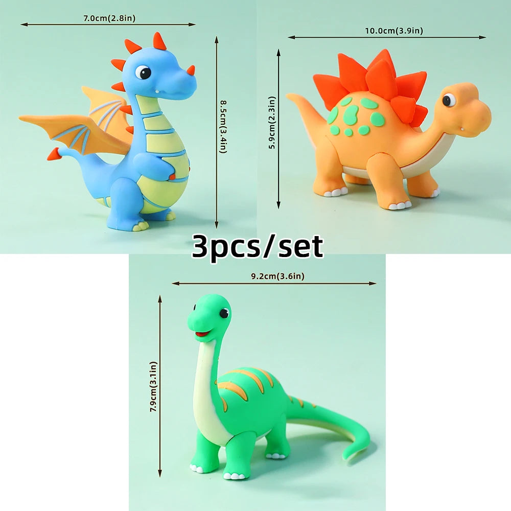Un juego de tres toppers de pastel de dinosaurios en azul, naranja y verde.