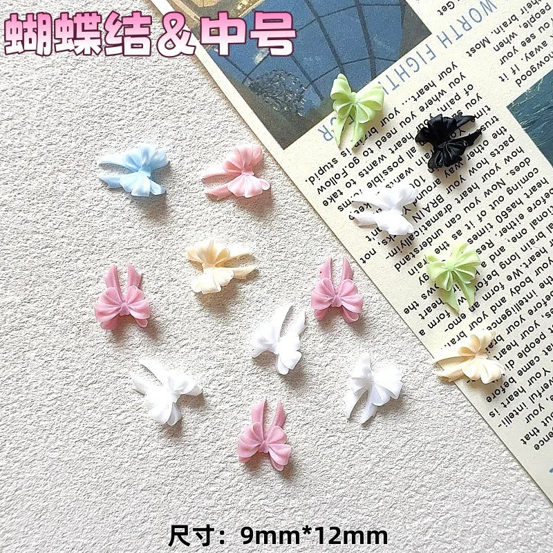 Colección de llamadores de uñas en forma de tortuga mini coloridos, con diseños rosa, blanco y amarillo, mostrados sobre un f