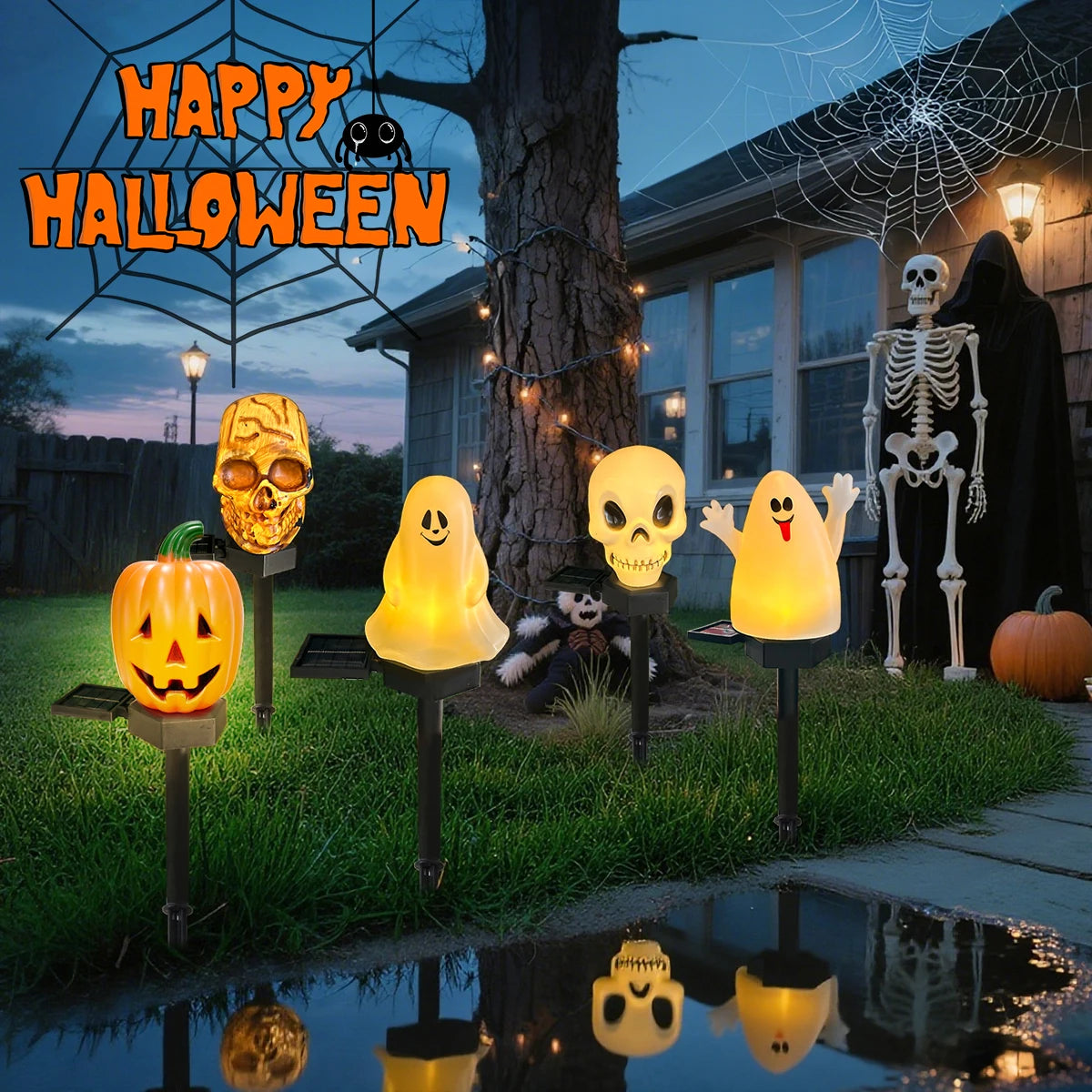 Une rangée de lumières en forme de citrouille et de crâne illuminent une scène de jardin pour la décoration d'Halloween.