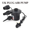 Schwarzer UK-Stecker-Luftpumpe mit Schlauch und Düse auf weißem Hintergrund.