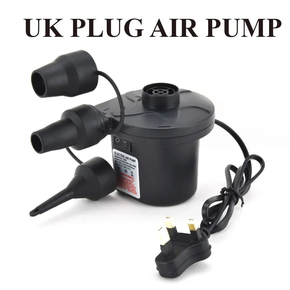 Schwarzer UK-Stecker-Luftpumpe mit Schlauch und Düse auf weißem Hintergrund.