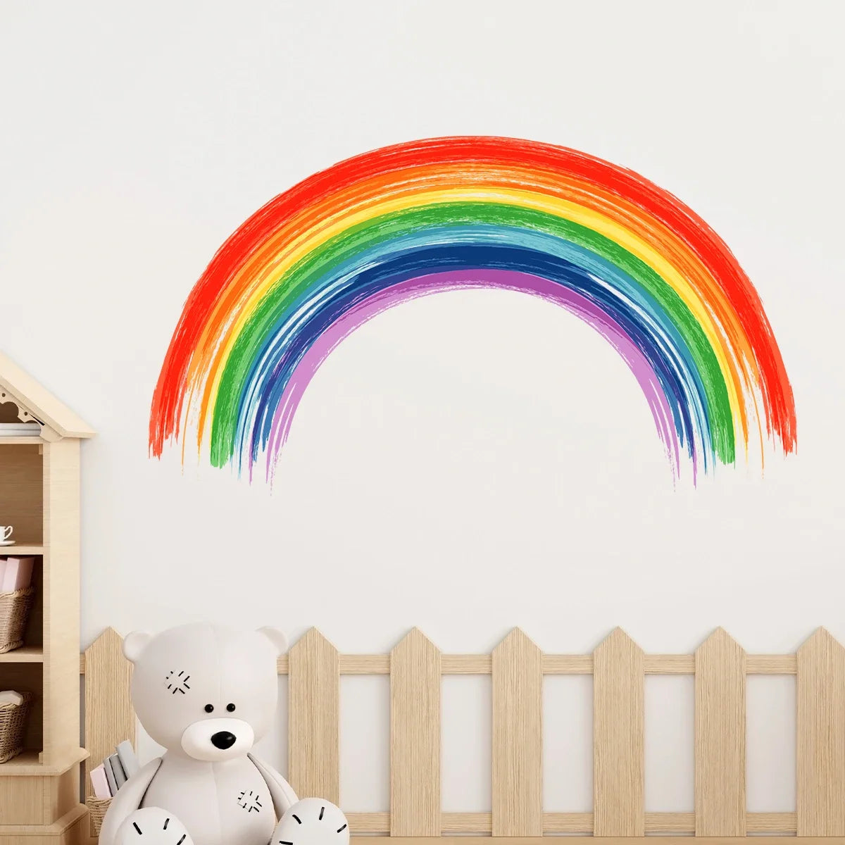 Arco de arcoíris vibrante en acuarela exhibido en una pared blanca sobre una valla de madera.