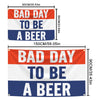Tenture murale mème amusante avec le texte BAD DAY TO BE A BEER sur fond rayé.