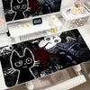 Alfombrilla de ratón para gaming extra grande antideslizante con diseño de gato blanco y negro sobre un escritorio blanco.