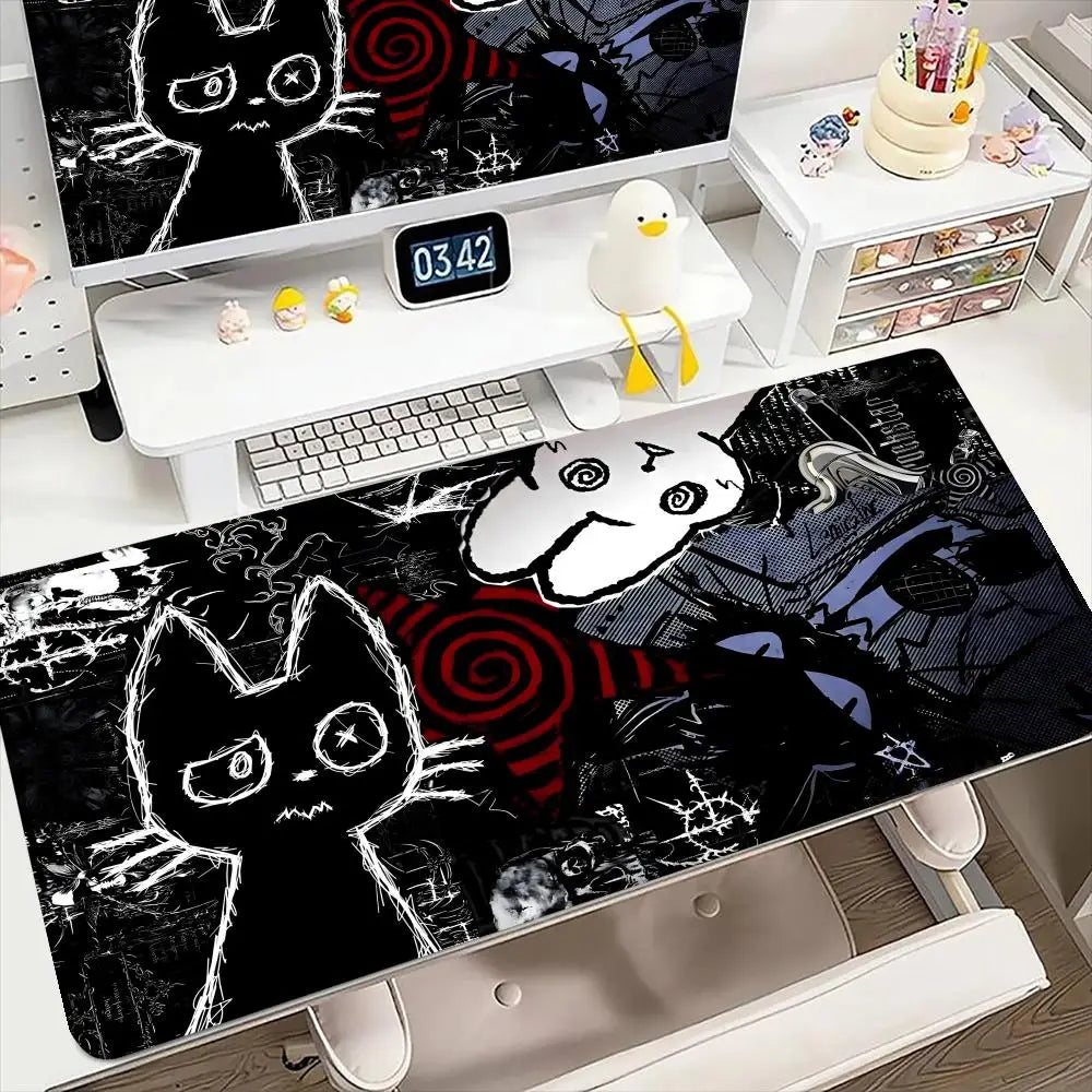 Alfombrilla de ratón para gaming extra grande antideslizante con diseño de gato blanco y negro sobre un escritorio blanco.