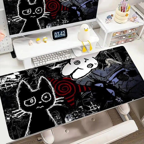 Extra-große, rutschfeste Gaming-Mauspad mit schwarz-weißer Katzen-Design auf einem weißen Schreibtisch.
