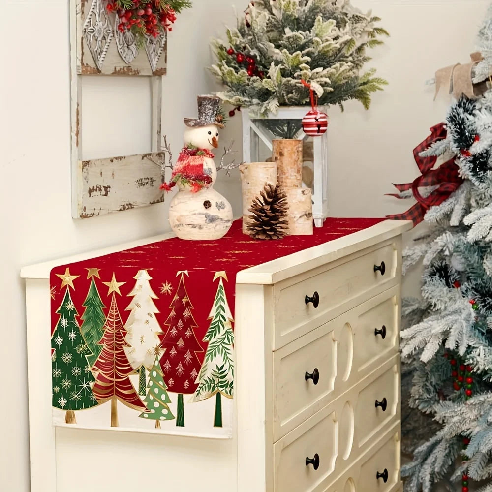 Mantel decorativo navideño con patrones rojos y verdes sobre un mueble blanco.